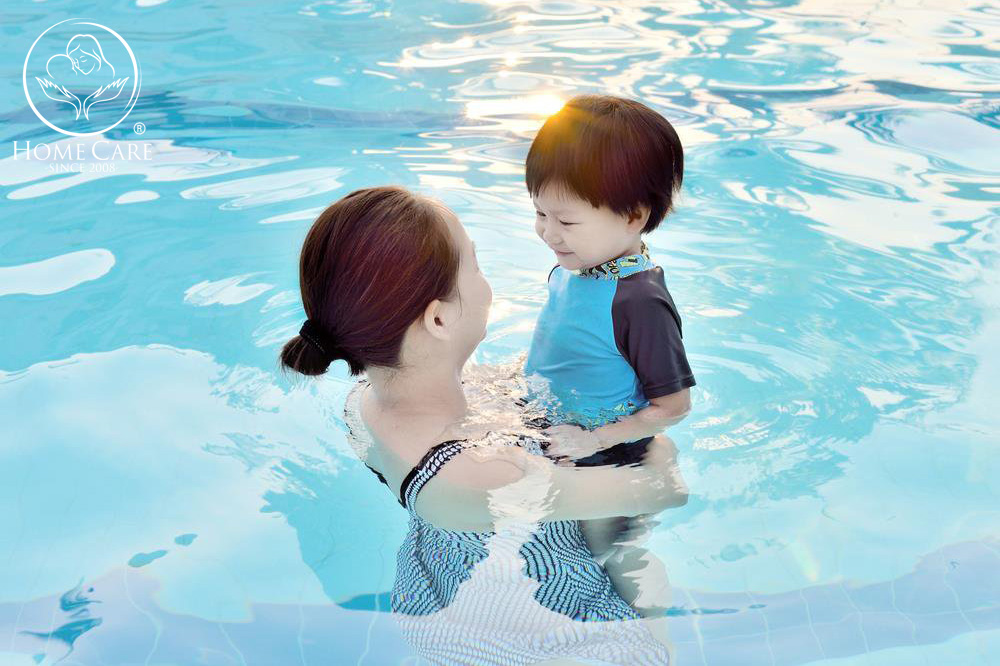 Cho trẻ tiếp xúc nhiều với nước Để giảm triệu chứng nghẹt mũi và làm sạch đường hô hấp