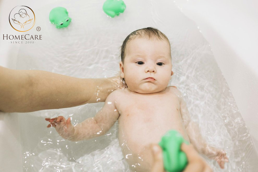 Tắm cho bé hàng ngày giúp trẻ sạch sẽ, khỏe mạnh và thoải mái