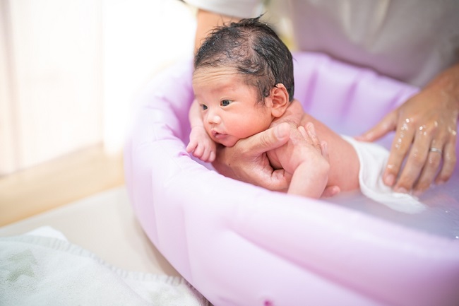 Hướng dẫn chi tiết cách tắm cho trẻ sơ sinh cho phụ huynh lần đầu làm cha mẹ