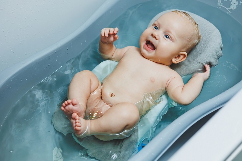 Hướng dẫn tắm bé sơ sinh an toàn và hiệu quả