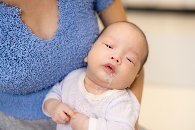 Bé sơ sinh bị nôn trớ sau khi bú phải làm sao? Nguyên nhân, cách xử lý và khi nào cần lo lắng Bé sơ sinh bị nôn trớ sau khi bú phải làm sao? Nguyên nhân, cách xử lý và khi nào cần lo lắng