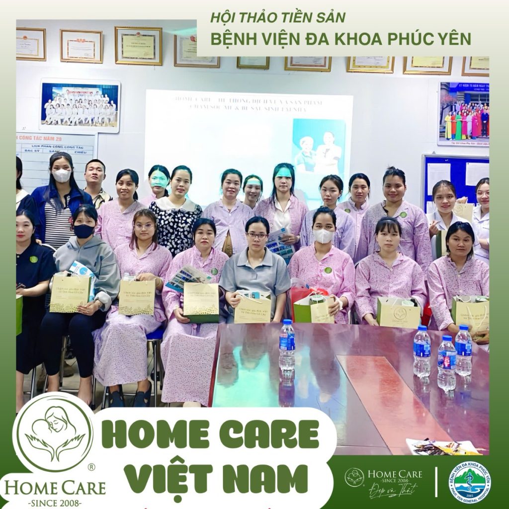 BÁC SĨ VÀ NHÂN VIÊN Y TẾ LÀM VIỆC TẬN TÂM TẠI QUẦY LỄ TÂN TIẾP NHẬN