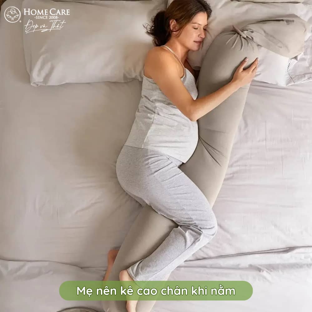 Mẹ nên kê cao chân khi nằm nghỉ ngơi