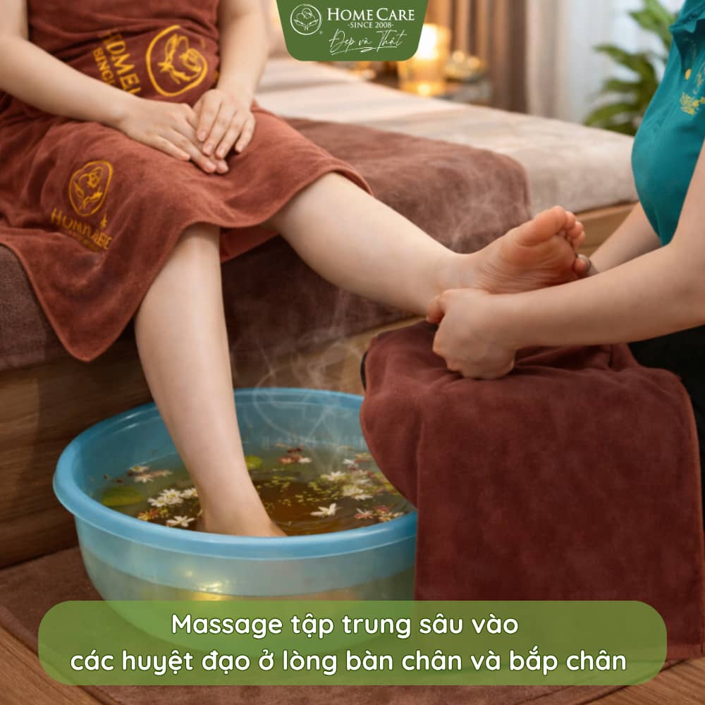 Massage tập trung sâu vào các huyệt đạo ở lòng bàn chân và bắp chân
