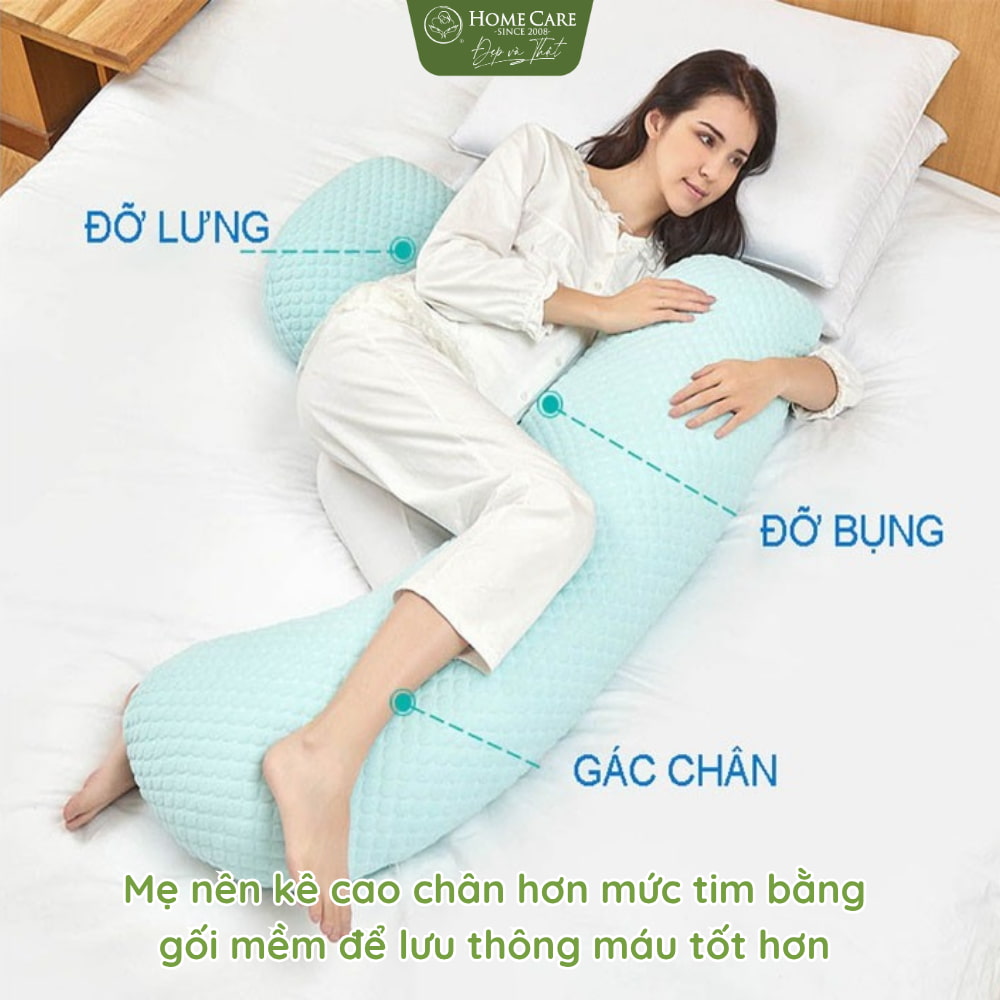 Mẹ nên kê cao chân hơn mức tim bằng gối mềm để lưu thông máu tốt hơn