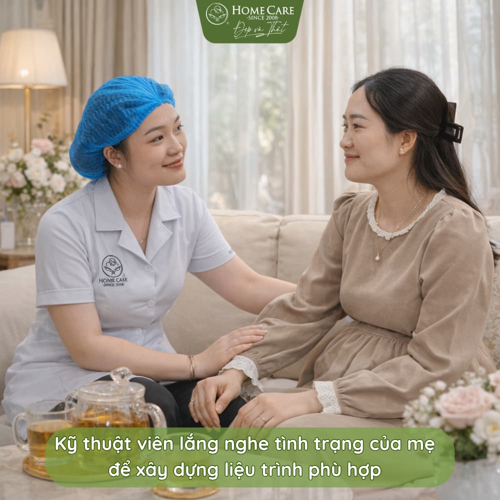 Kỹ thuật viên lắng nghe tình trạng của mẹ để xây dựng liệu trình phù hợp 