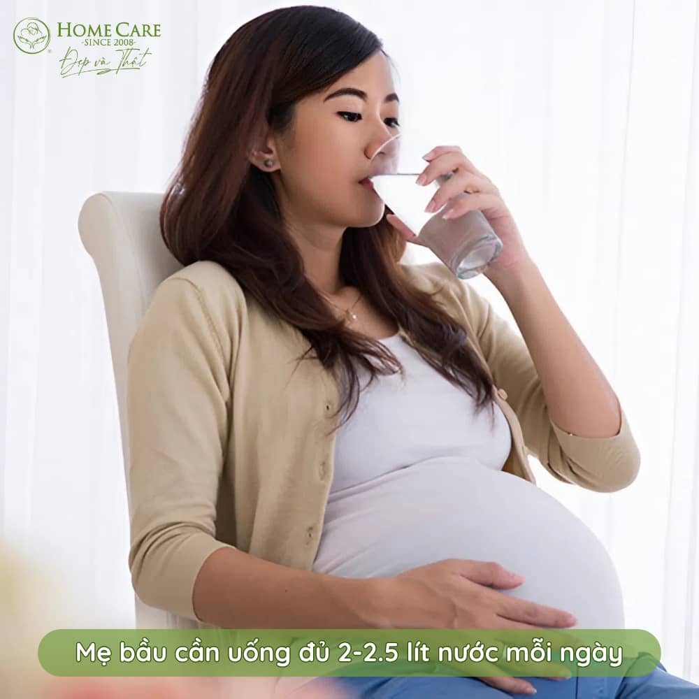 Mẹ bầu cần uống đủ 2-2.5 lít nước mỗi ngày
