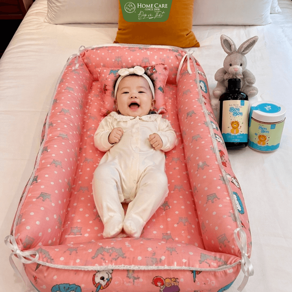 Bé nằm thư giãn trên đệm chống trào ngược chuyên biệt tại Trung tâm ở cữ Home Care Luxury
