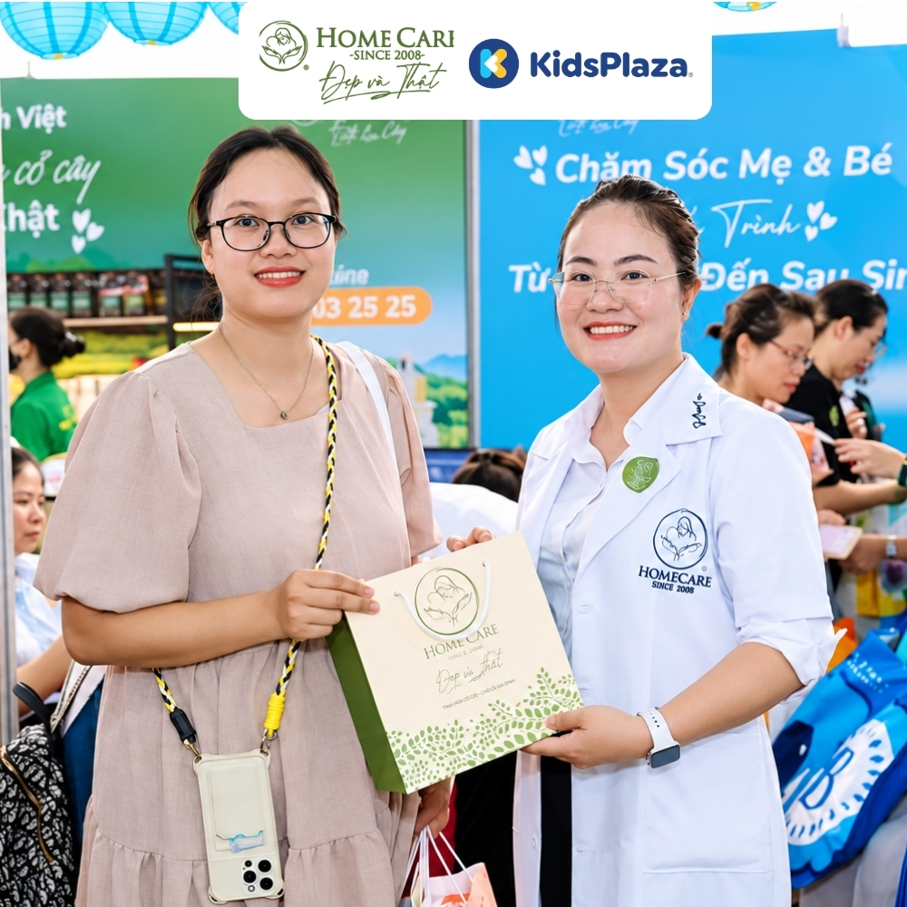 Mẹ bầu check-in nhận quà tại gian hàng Home Care.