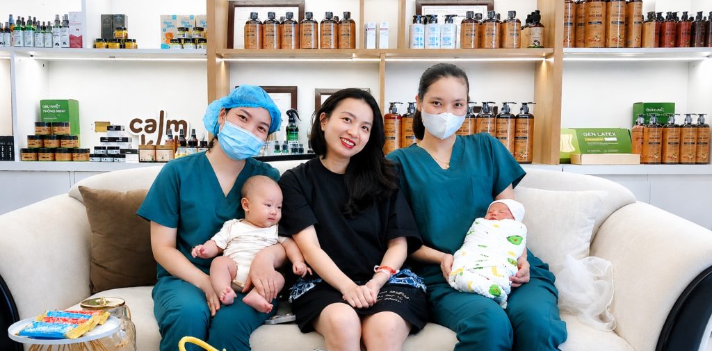 Mẹ và bé trải nghiệm ở cữ tại trung tâm chăm sóc sau sinh Home Care Luxury