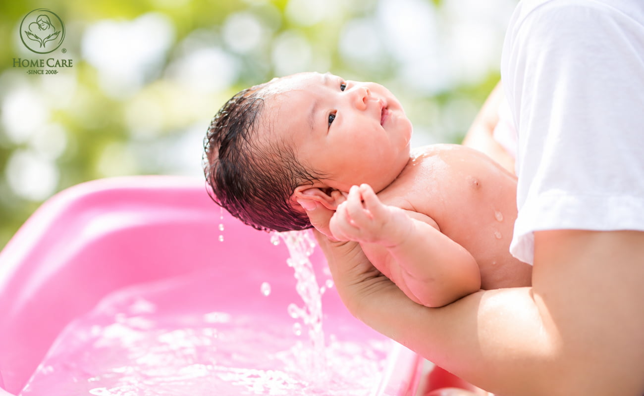 Bước 1: Bế bé đúng tư thế chuẩn an toàn
