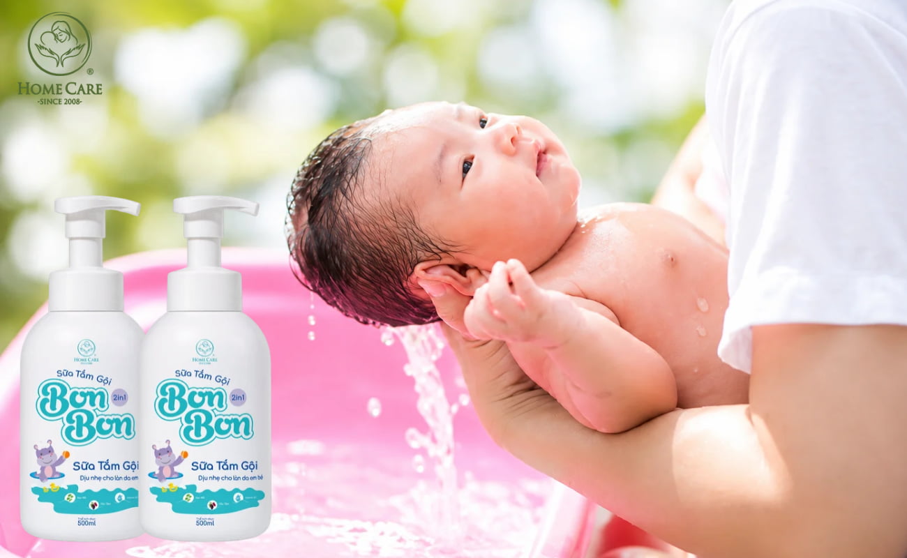 Bước 1: Vệ sinh mắt, mặt và gội đầu cho em bé